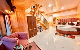 Himalayan Fort Resort, Manali - !!Riverside Property !! Big Garden With Bonfire !! Guest Preferred !! Scenic River & Mountain View !! Big Parking !! Luxury Balcony Rooms !! Playing Zone !! Property Of The Year